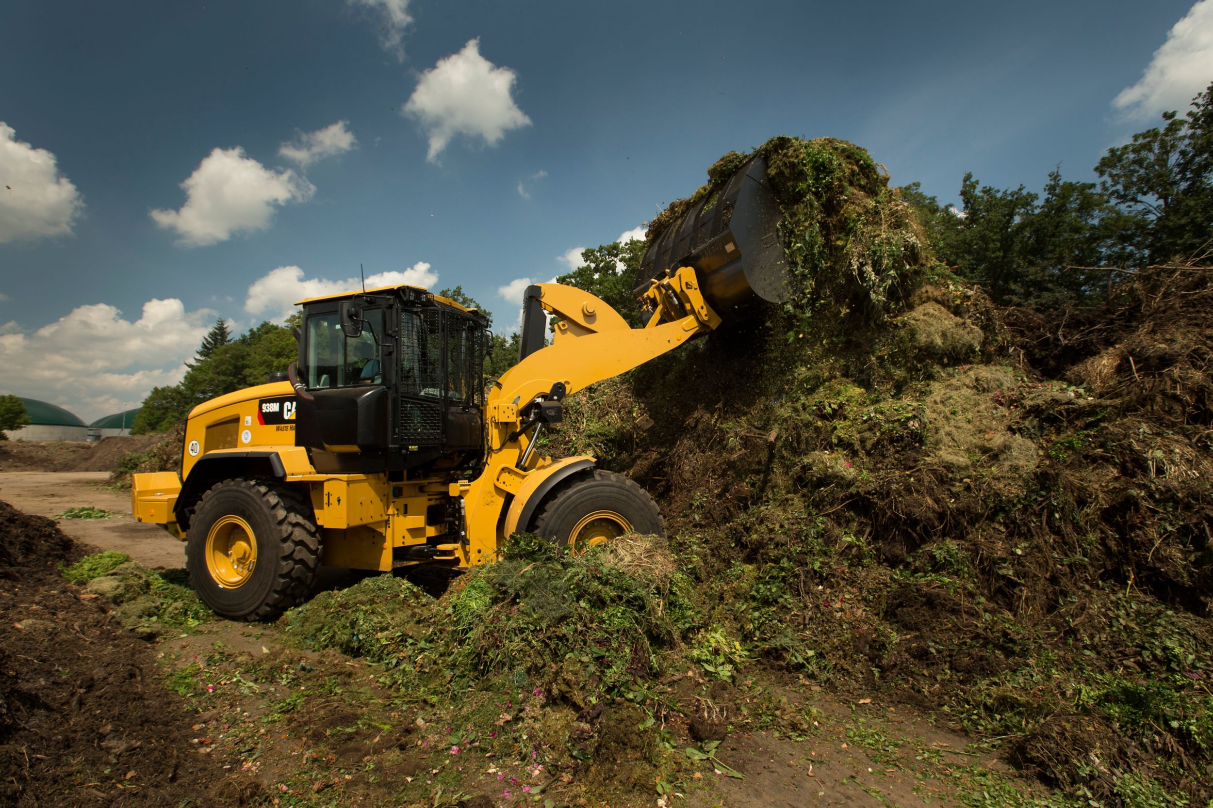 938 Waste handler hauling greenery