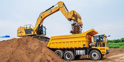 pelle hydraulique vidant de la terre