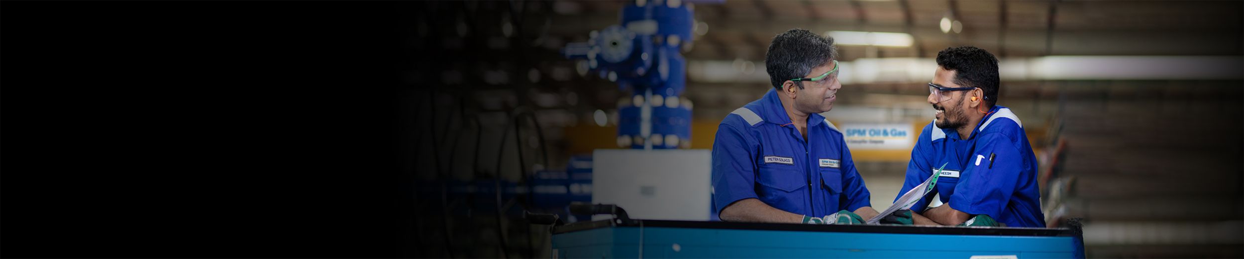 Two SPM employees engaged in conversation at a jobsite. 