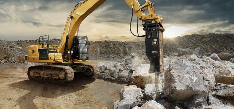 excavadora con accesorio de martillo