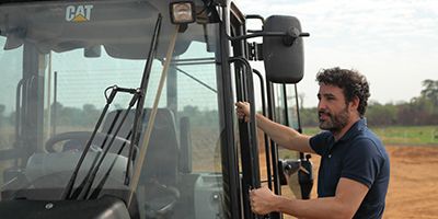 homem subindo na máquina