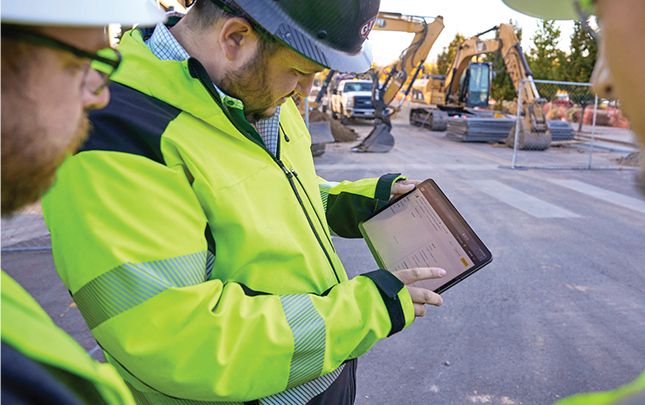 Trabajador de la construcción usando visionlink en ipad