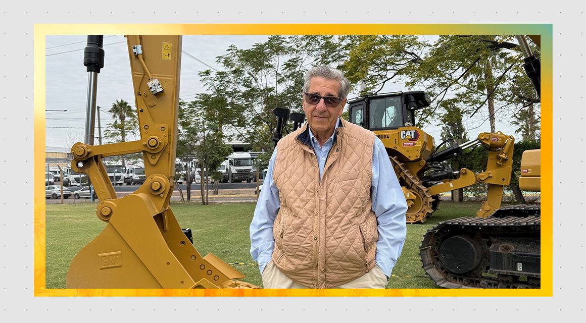 Jorge Díaz in front of Cat machines