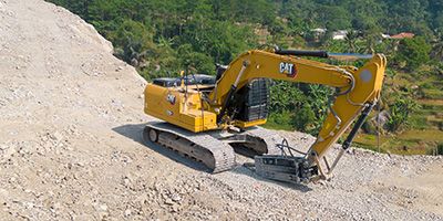 trabajadores que consultan en el lugar de trabajo