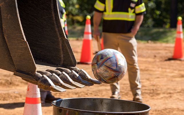 cubo lanzando una pelota a un cubo