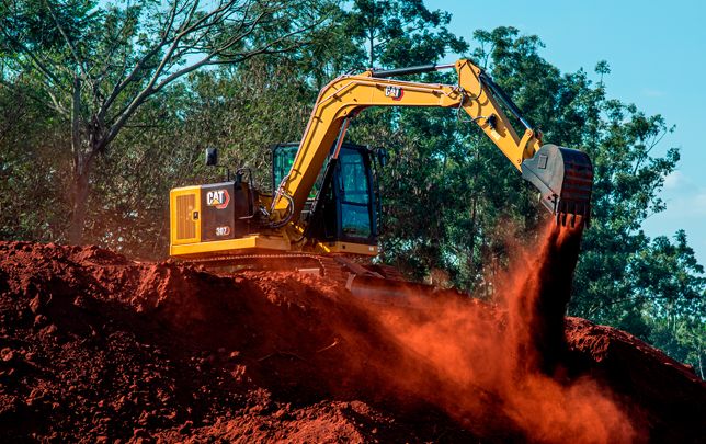 escavadeira despejando terra