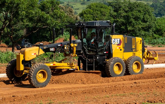 Vista lateral de la motoniveladora 140