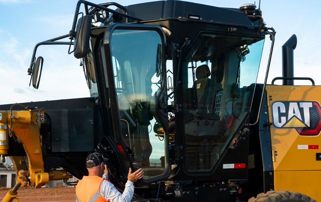 Motoniveladora estacionada en el desierto