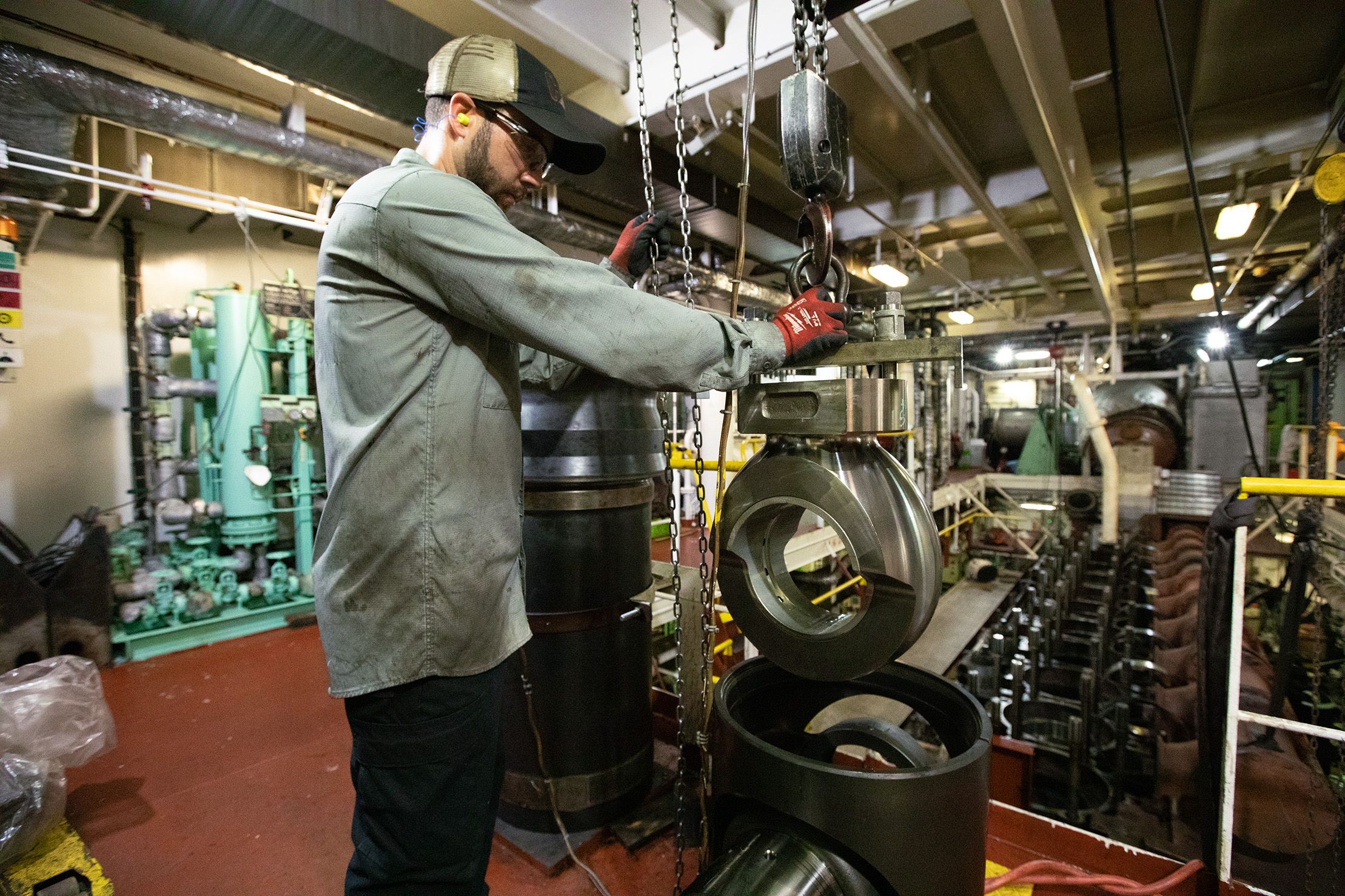 Two employees working on an MaK engine