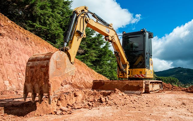 Excavadora vertiendo tierra
