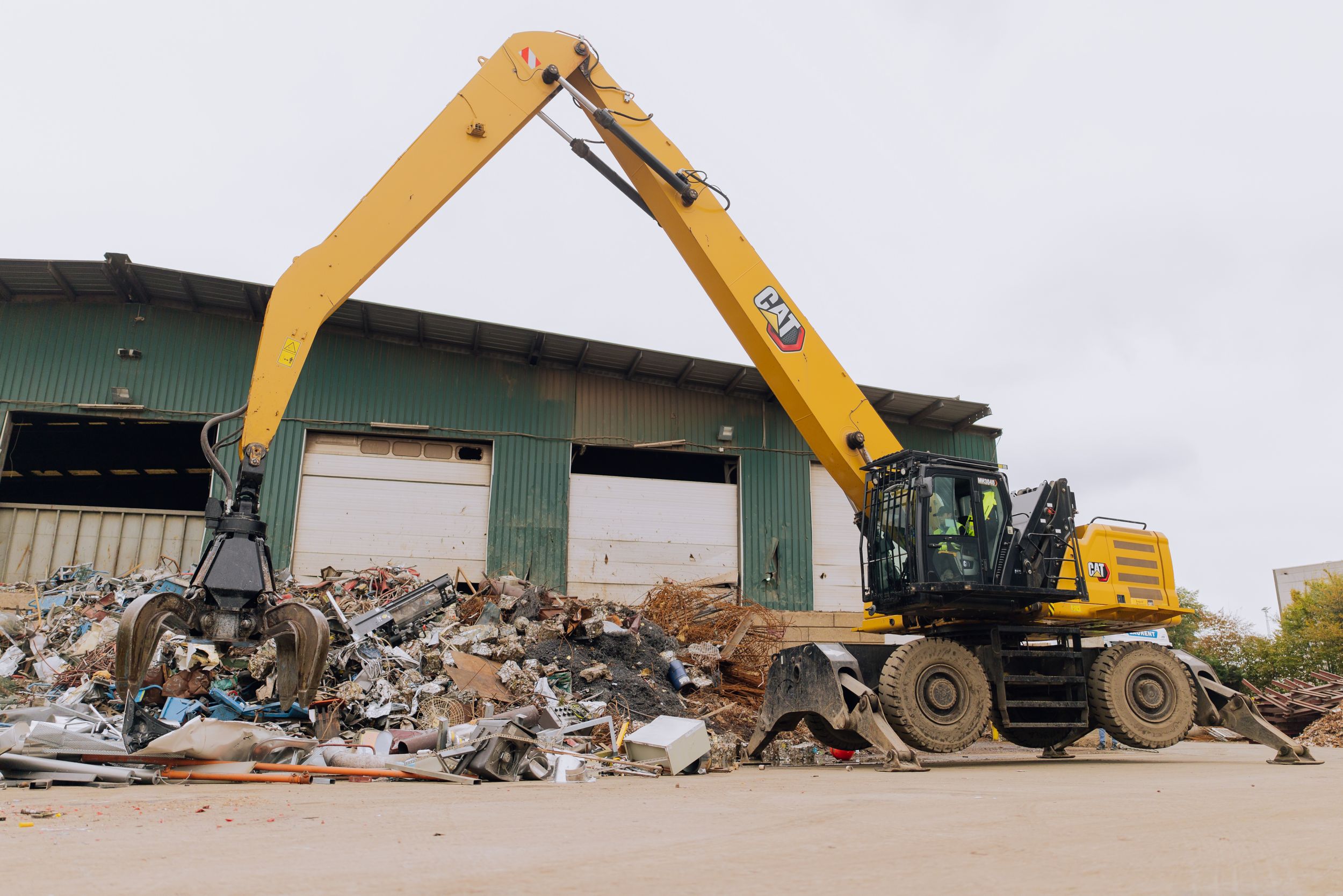 GSV425 on a MH3040 working a scrap application
