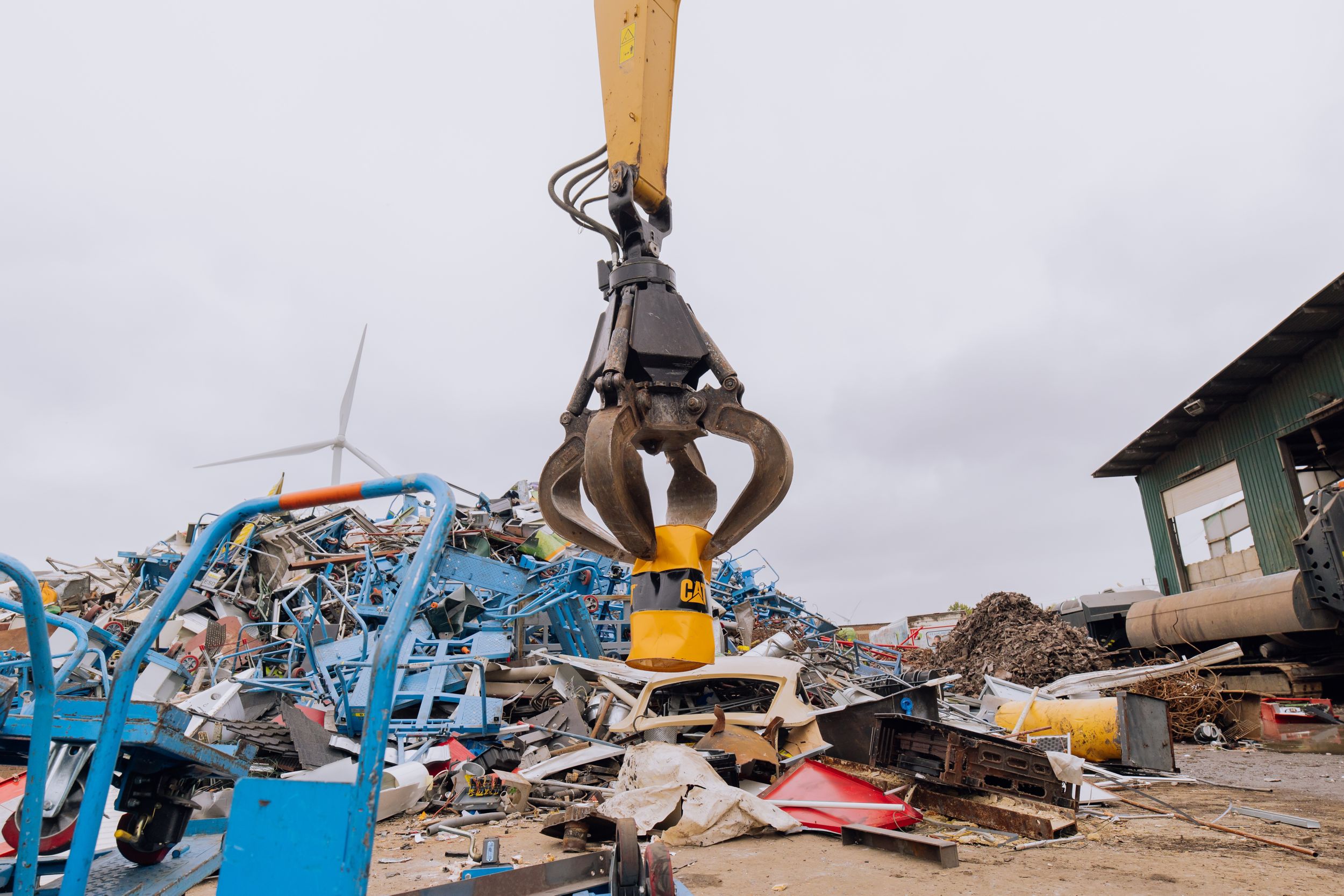 Built for scrap and bulk material handling, Orange Peel Grapples excel with irregular, heavy loads like metal, rock, and waste