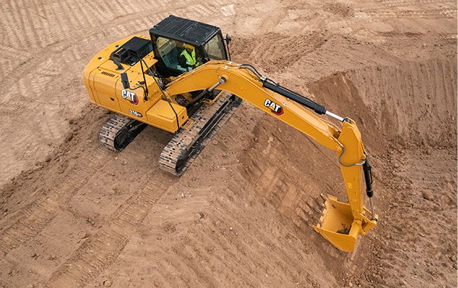 Escavadeira cavando em um buraco de terra