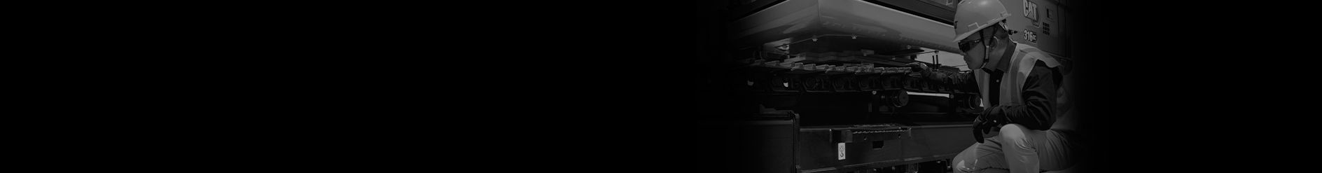 Operador inspecionando as esteiras da escavadeira