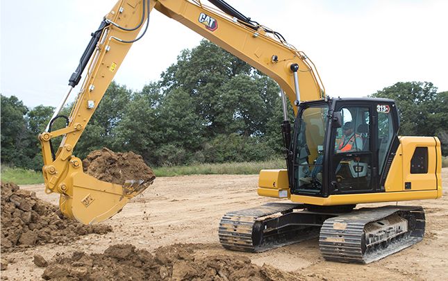 Escavadeira 313 recolhendo terra com a caçamba.