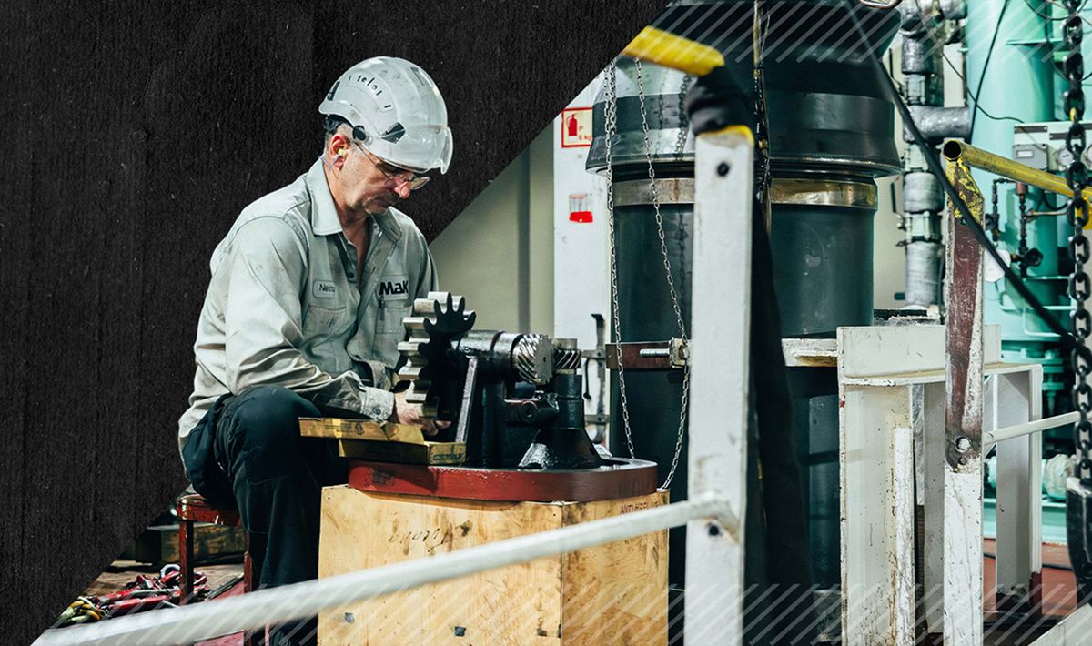 MaK employee working in facility