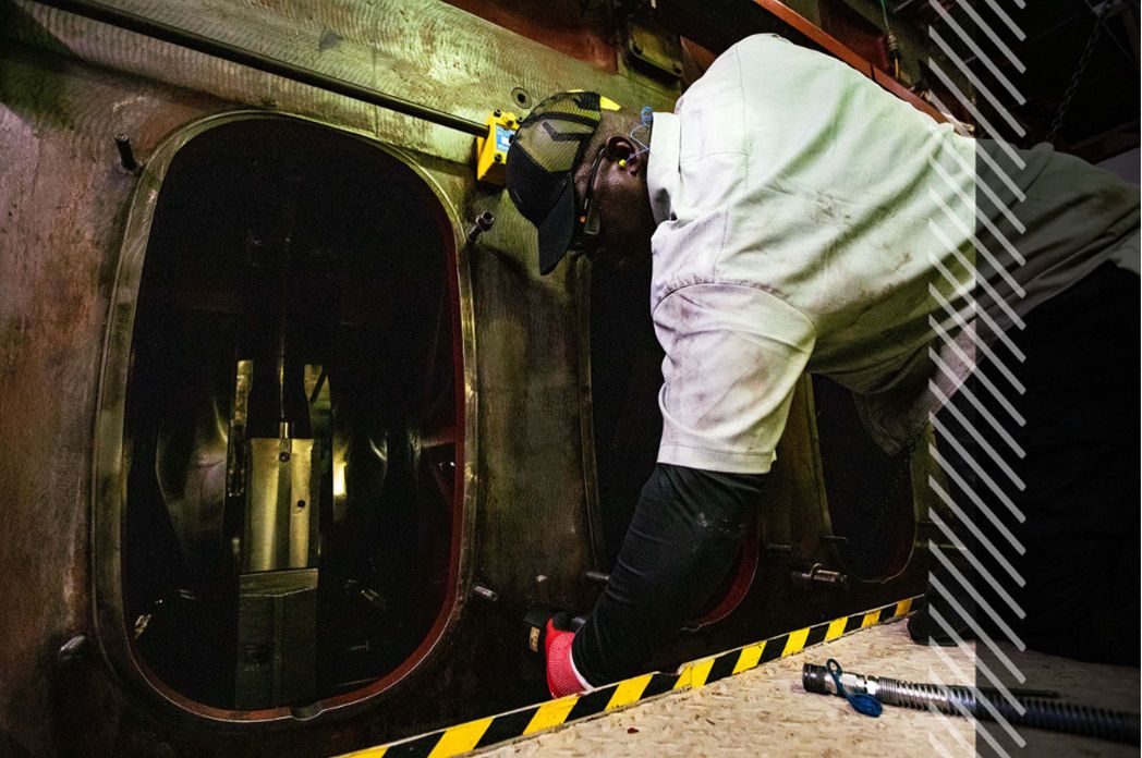 MaK employee working on an engine