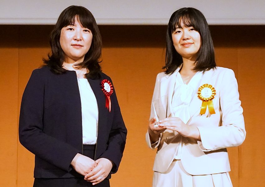 学生最優秀賞受賞者　阿部さんとキャタピラー杉崎