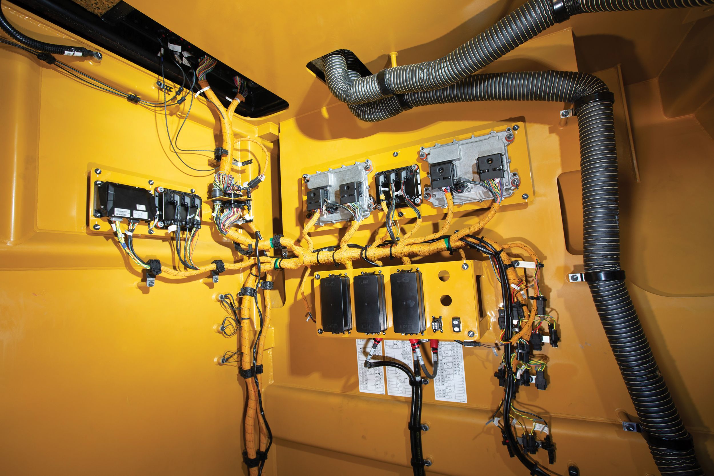To help customers adapt to evolving technologies and future power options, the shovel’s new cab riser features integrated Cat electronics and an optimized electronic architecture. 