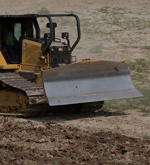 Un tractor trabajando en el campo.
