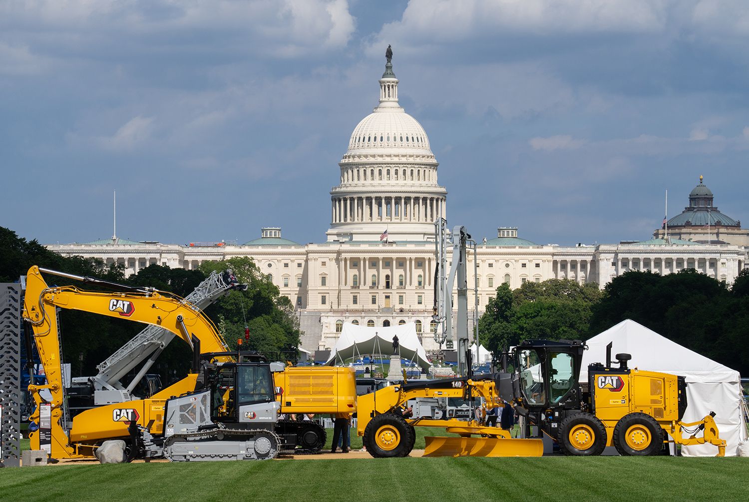 Cat® machines with the U.S. Capitol Building in the background