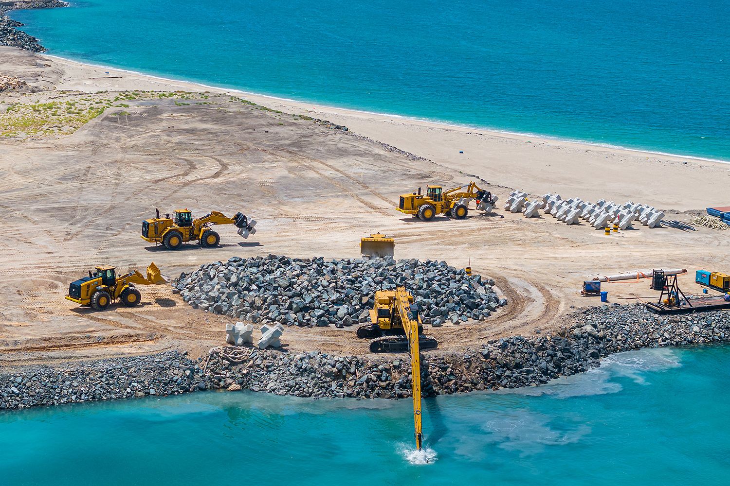  A Cat® 395 excavator reaching into the water at a jobsite