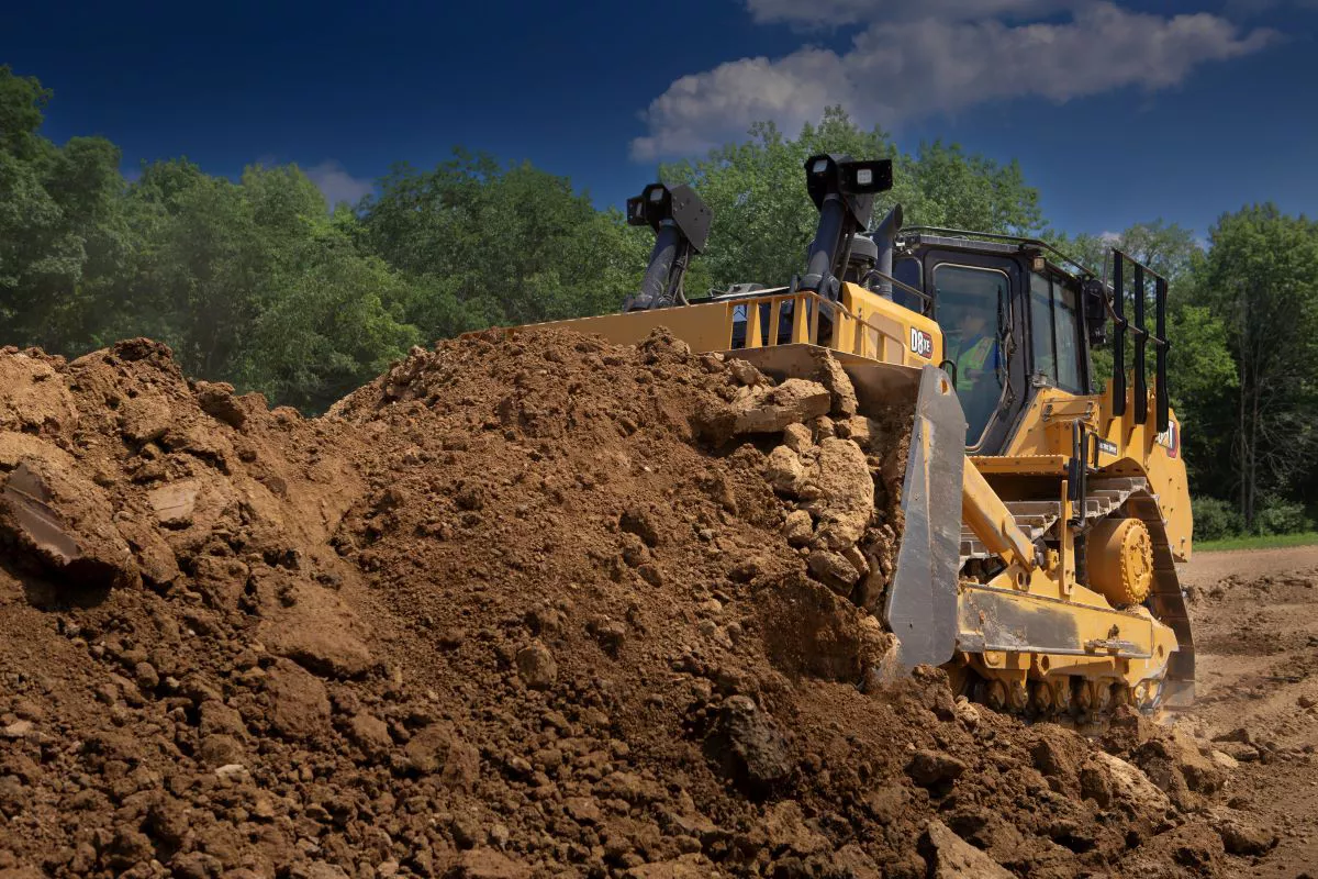 Tracteur D8 XE repoussant un tas