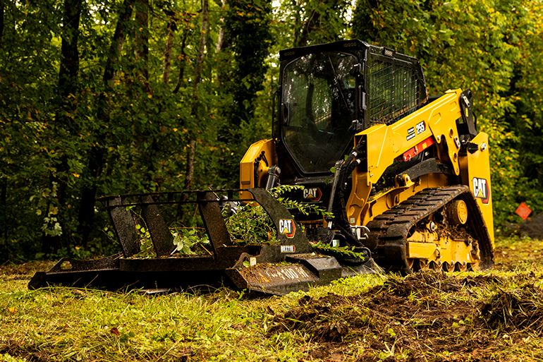 Cargadora compacta de orugas en el bosque