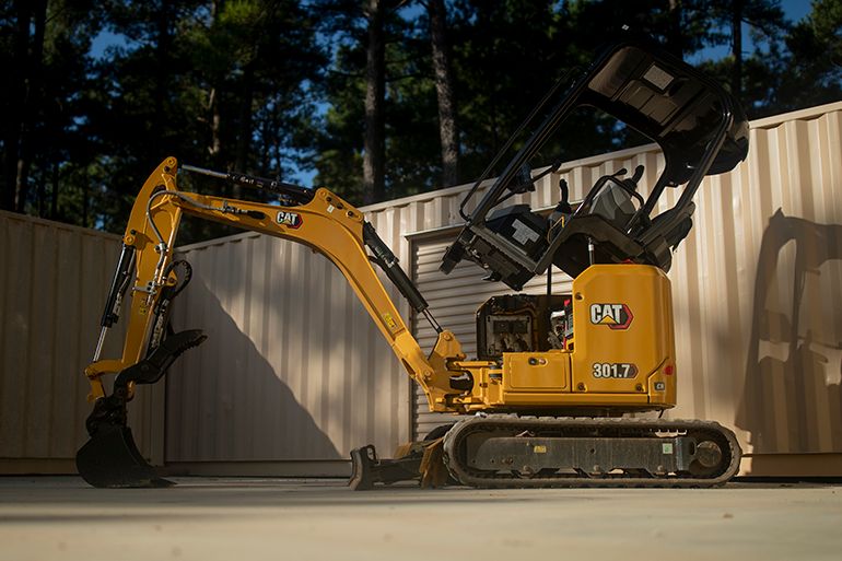 Miniexcavadora con la cabina levantada