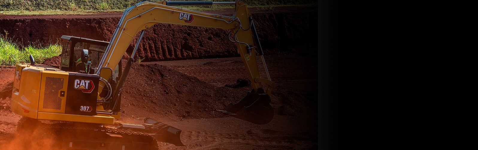 Miniexcavadora descargando tierra de la cuchara