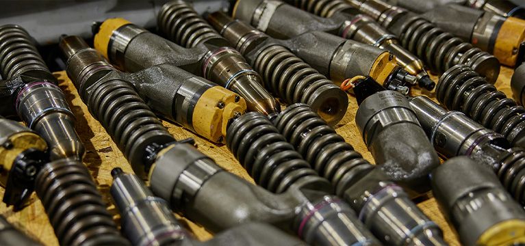 Pila de piezas de máquina
