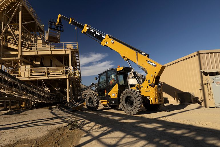 Caterpillar TH1055 en acción