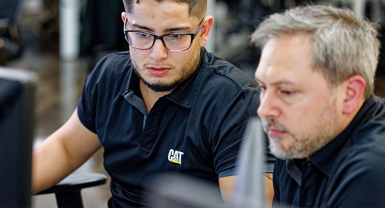 Empleados sentados frente a la computadora