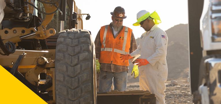 Operador y distribuidor discutiendo mantenimiento
