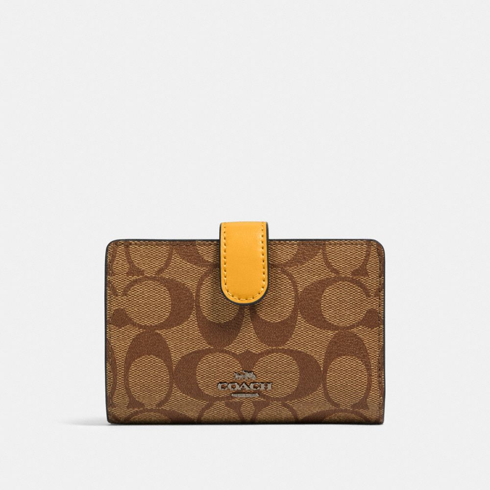 MEDIUM CORNER ZIP WALLET IN SIGNATURE CANVAS - QB/KHAKI HONEY - COACH 23553