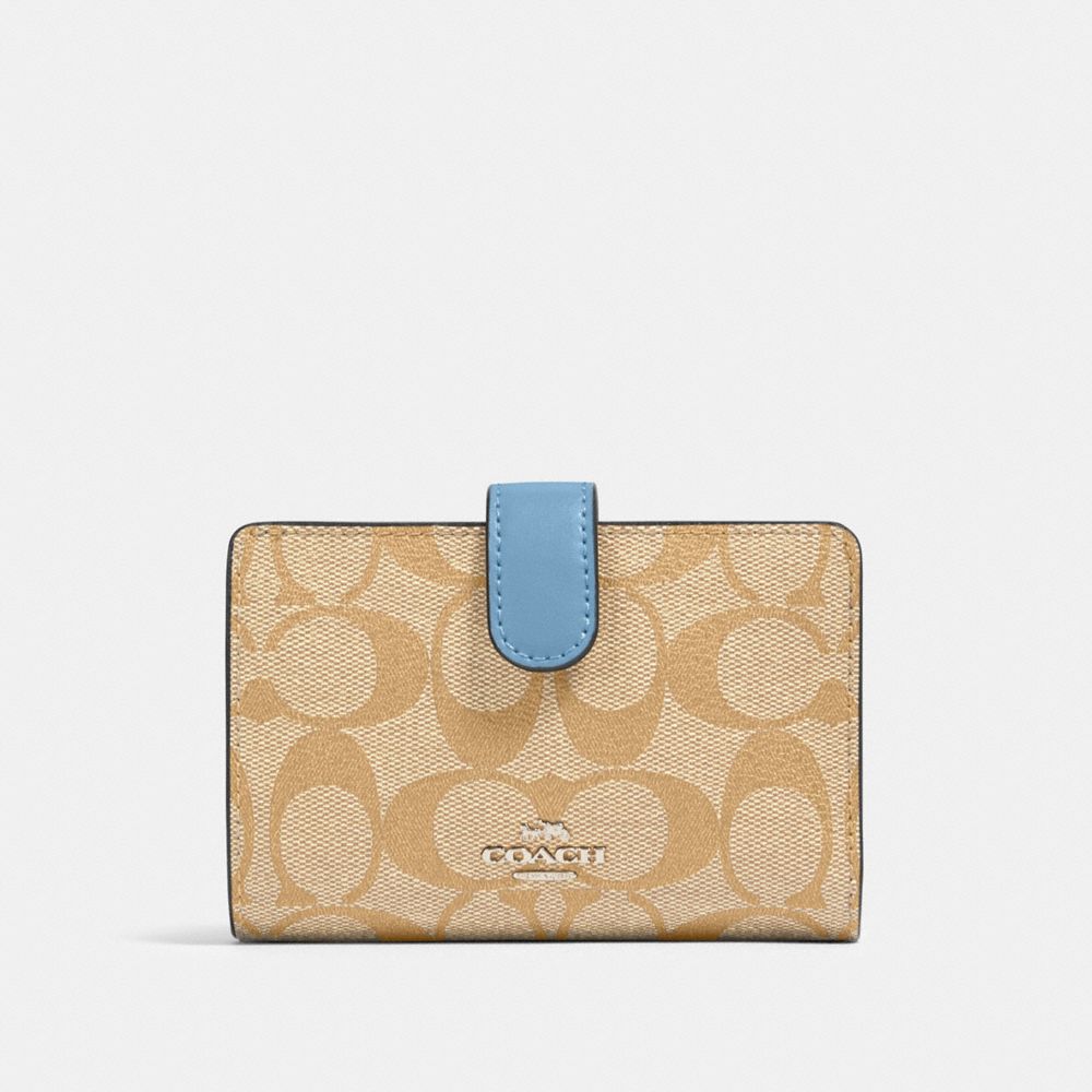 MEDIUM CORNER ZIP WALLET IN SIGNATURE CANVAS - SV/LIGHT KHAKI/SLATE - COACH 23553