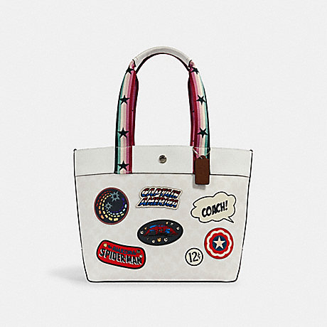 COACH COACH â”‚ MARVEL JES TOTE IN SIGNATURE CANVAS WITH PATCHES - SV/CHALK MULTI - 2539