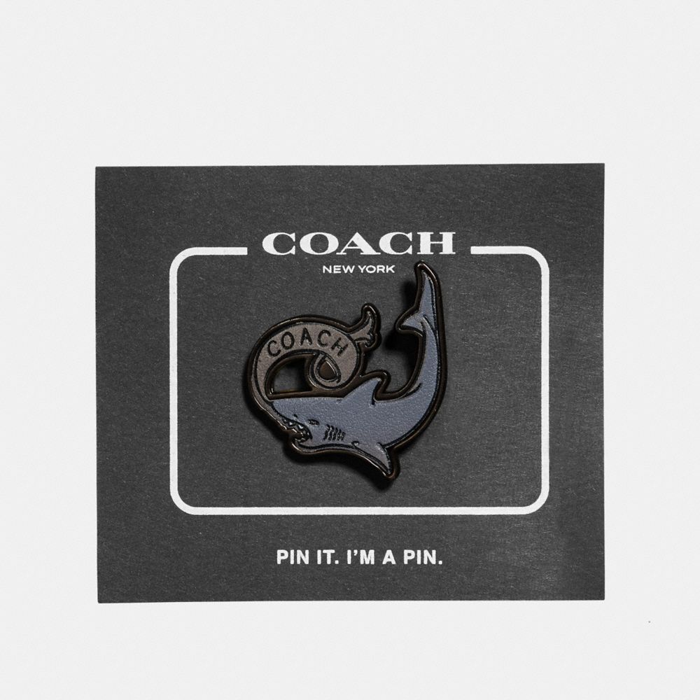 COACH PIN WITH TATTOO SHARK - MULTI - 26039