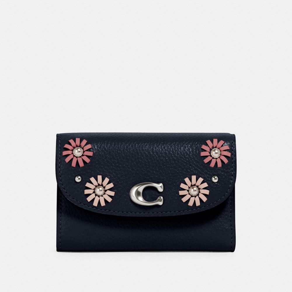 COACH REMI MEDIUM ENVELOPE WALLET WITH WHIPSTITCH DAISY APPLIQUE - SV/MIDNIGHT - 2622