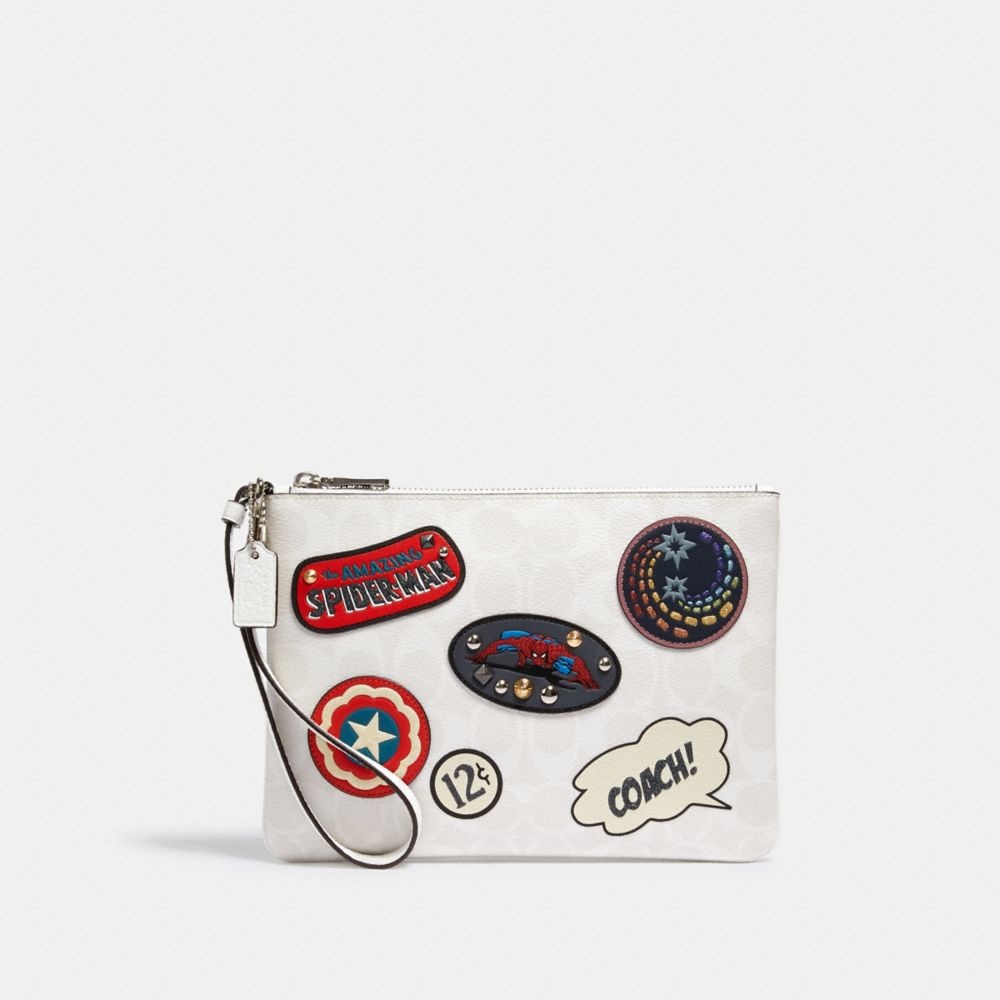 COACH â”‚ MARVEL GALLERY POUCH IN SIGNATURE CANVAS WITH PATCHES - SV/CHALK MULTI - COACH 3576