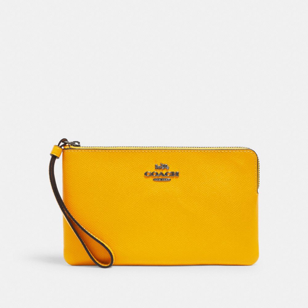 COACH 3888 - LARGE CORNER ZIP WRISTLET QB/OCHRE