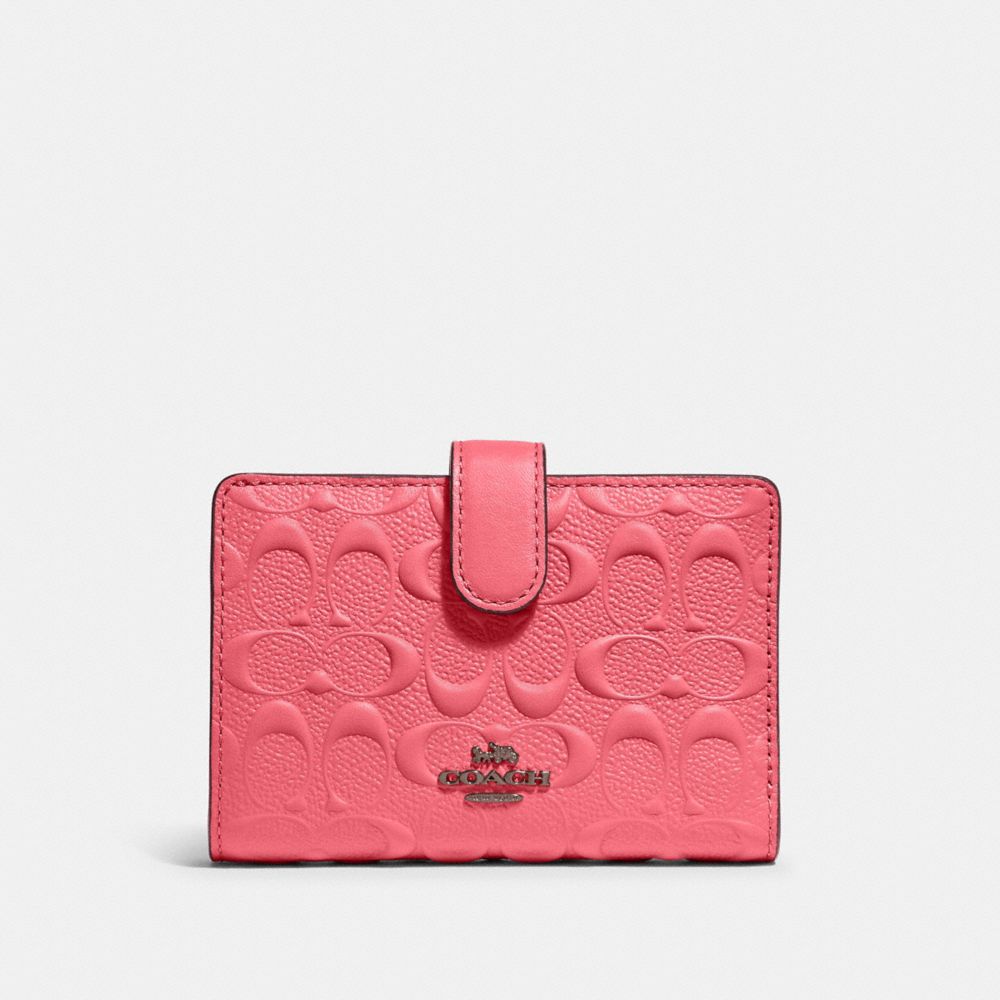 MEDIUM CORNER ZIP WALLET IN SIGNATURE LEATHER - 67565 - QB/PINK LEMONADE