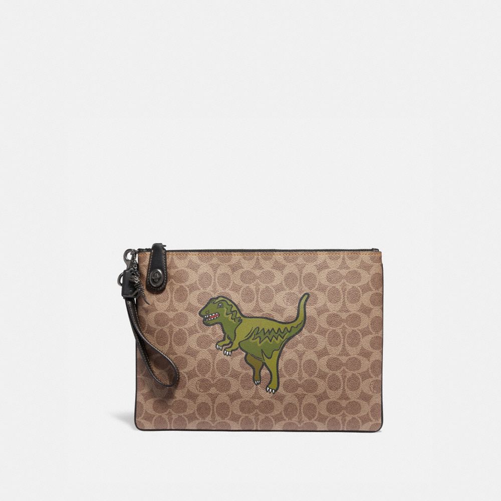 TURNLOCK POUCH IN SIGNATURE CANVAS WITH REXY - KHAKI - COACH 68250