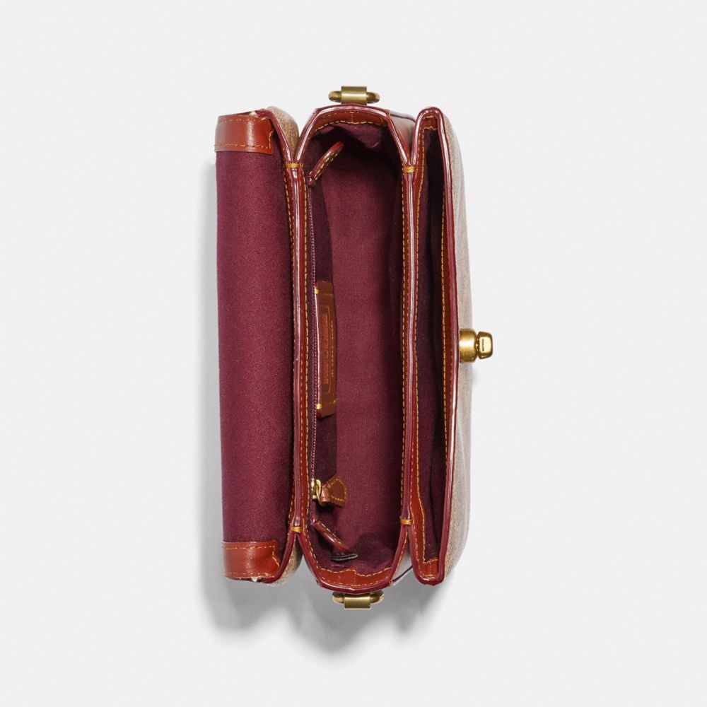 【官網限定】CASSIE 19 經典 SIGNATURE 塗層帆布印花斜背手袋