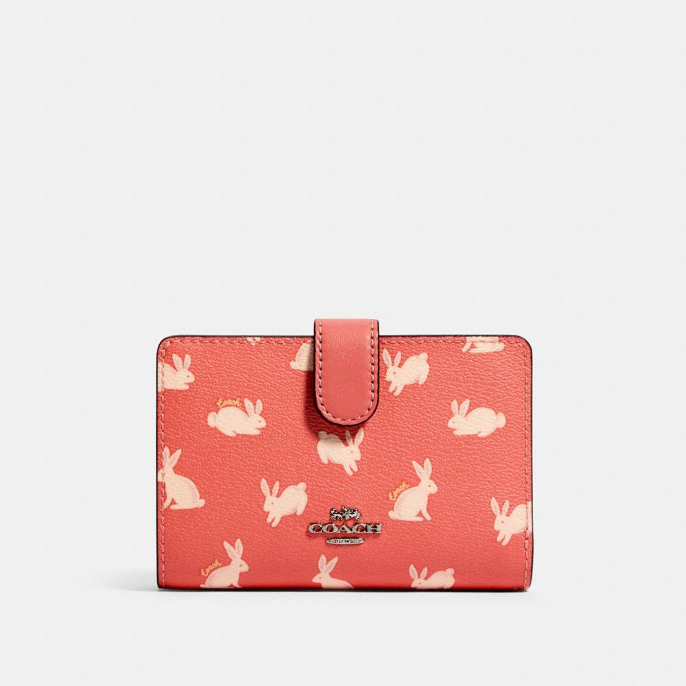 MEDIUM CORNER ZIP WALLET WITH BUNNY SCRIPT PRINT - 91837 - SV/BRIGHT CORAL