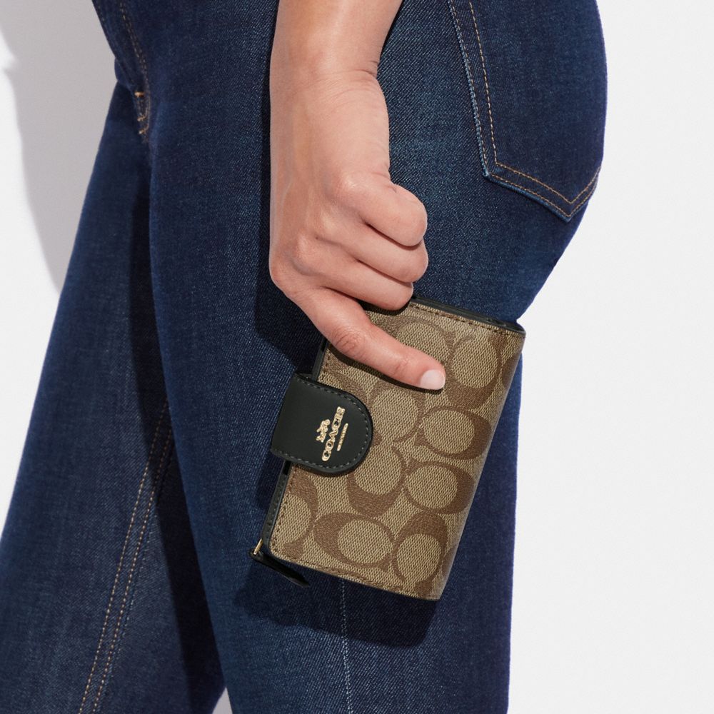 MEDIUM CORNER ZIP WALLET IN SIGNATURE CANVAS