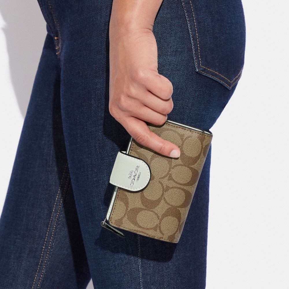 MEDIUM CORNER ZIP WALLET IN SIGNATURE CANVAS