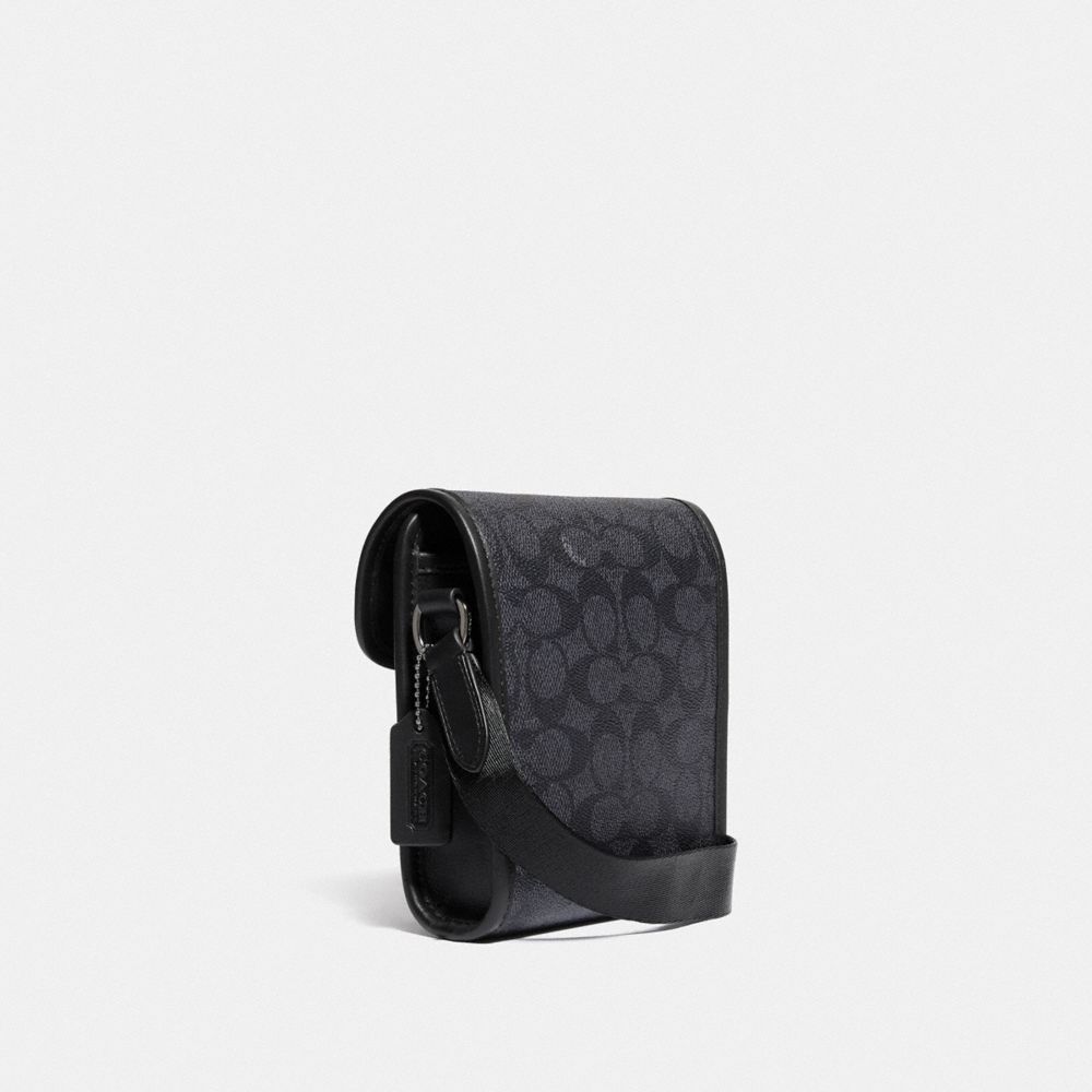 CHARTER 長型斜背手袋，附經典 SIGNATURE 塗層帆布多用途手包