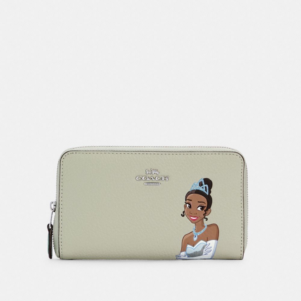 DISNEY X COACH MEDIUM ID ZIP WALLET WITH TIANA - SV/PALE GREEN MULTI - COACH C2896