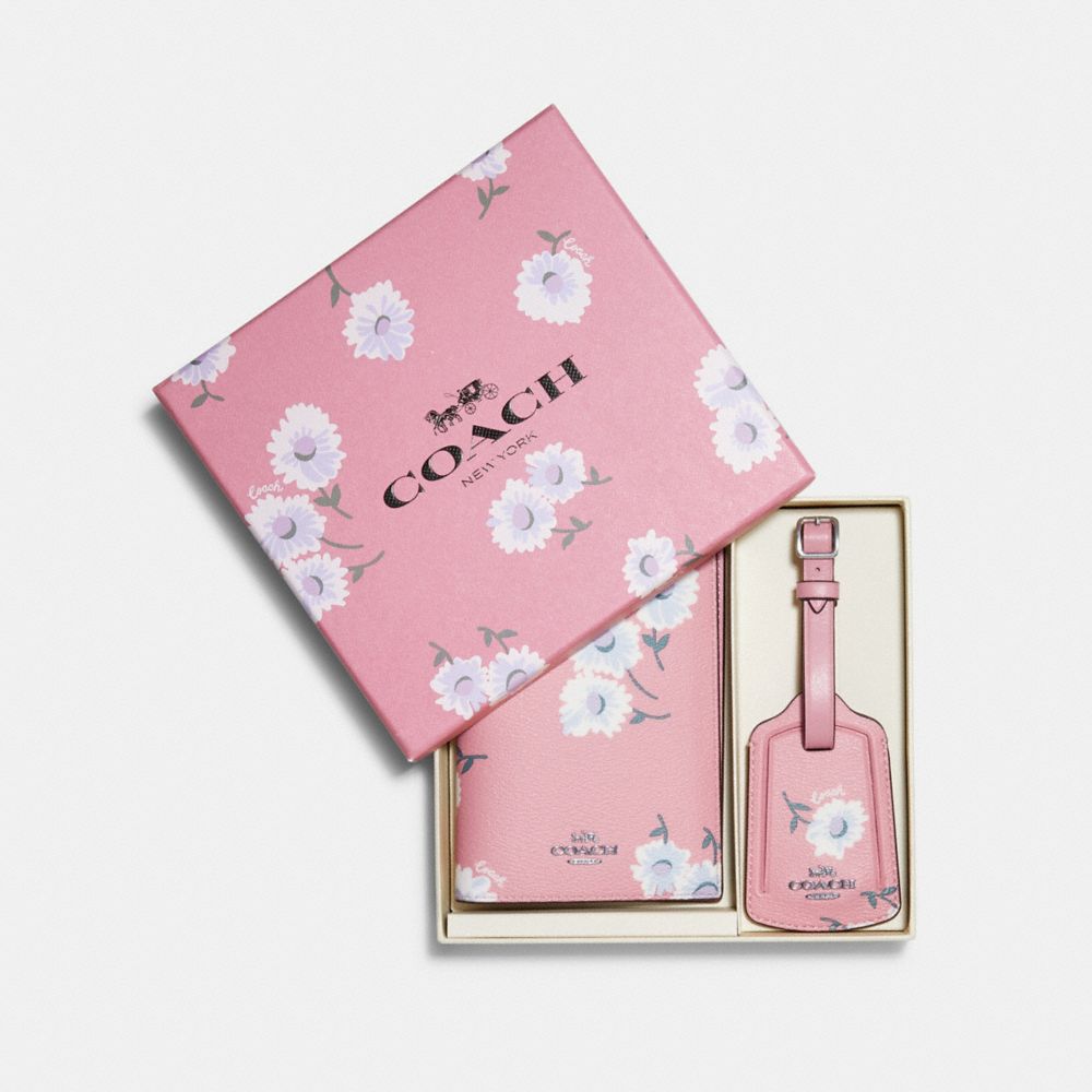 COACH C3061 BOXED PASSPORT CASE AND LUGGAGE TAG SET WITH DAISY PRINT SV/BUBBLEGUM MULTI